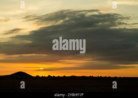 Coucher de soleil sur les collines de la péninsule de Sinis, Oristano, Sardaigne, Italie Banque D'Images