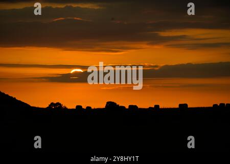 Coucher de soleil sur les collines de la péninsule de Sinis, Oristano, Sardaigne, Italie Banque D'Images