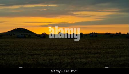 Coucher de soleil sur les collines de la péninsule de Sinis, Oristano, Sardaigne, Italie Banque D'Images