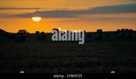 Coucher de soleil sur les collines de la péninsule de Sinis, Oristano, Sardaigne, Italie Banque D'Images