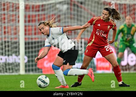 Liège, Belgique. 05 octobre 2024. Davinia Vanmechelen (25 ans) du Club YLA et Constance Brackman (20 ans) du Standard photographiées lors d'un match de football féminin entre la Standard Femina de Liège et le Club Brugge YLA le 6ème jour de la saison 2024 - 2025 dans la Super League belge du Lotto Womens, le samedi 5 octobre 2024 à Liège, BELGIQUE . Crédit : Sportpix/Alamy Live News Banque D'Images
