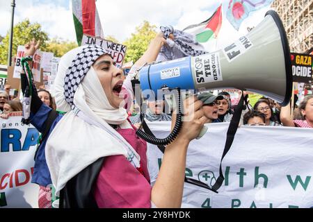 Londres, Angleterre, Royaume-Uni. 5 octobre 2024. Un participant crie des slogans à travers un mégaphone lors de la Marche nationale pour la Palestine à Londres. Les manifestants ont exprimé une forte opposition aux actions militaires israéliennes à Gaza et au Liban, appelant à la justice et à la fin de l'occupation, alors que les tensions au moyen-Orient s'intensifient. Organisée par la Palestine Solidarity Campaign, la marche a vu des manifestants réclamer une action accrue du gouvernement britannique pour soutenir les droits des Palestiniens. (Crédit image : © Thomas Krych/ZUMA Press Wire) USAGE ÉDITORIAL SEULEMENT! Non destiné à UN USAGE commercial ! Banque D'Images