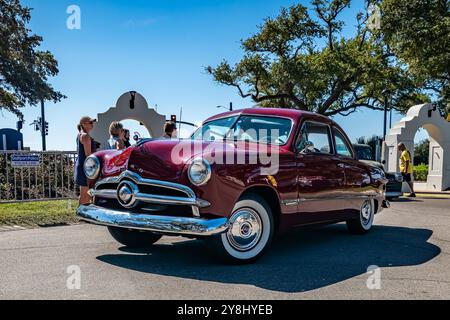 Gulfport, MS - 02 octobre 2023 : vue de coin avant basse perspective d'un Ford Custom Club coupé 1949 à un salon automobile local. Banque D'Images