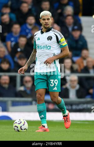 Liverpool, Royaume-Uni. 05 octobre 2024. Bruno Guimaraes de Newcastle Unis en action. Premier League match, Everton v Newcastle Utd au Goodison Park à Liverpool le samedi 5 octobre 2024. Cette image ne peut être utilisée qu'à des fins éditoriales. Usage éditorial exclusif, photo de Chris Stading/Andrew Orchard photographie sportive/Alamy Live News crédit : Andrew Orchard photographie sportive/Alamy Live News Banque D'Images