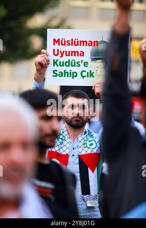 Gaziantep, Turkiye. 11 octobre 2023. Des membres et des partisans du mouvement Furkan à Gaziantep organisent une manifestation de solidarité avec les Palestiniens et contre les attaques israéliennes en cours dans la bande de Gaza. Les manifestants portaient le drapeau national palestinien et des banderoles soutenant la résistance palestinienne, certains participants se faisant passer pour les Palestiniens dans leur longue lutte contre l'occupation israélienne Banque D'Images