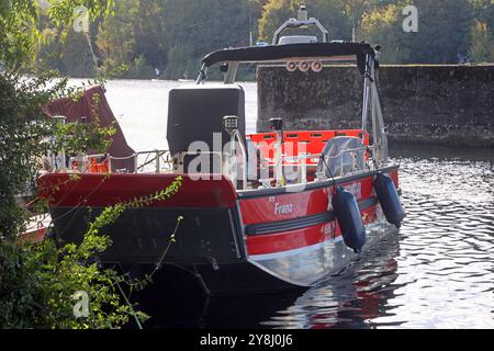 Feuerwehr in der Stadt. Ein Boot mit dem Namen Franz der Essener Feuerwehr am Ufer des Baldeneysee Essen Nordrhein-Westfalen Deutschland *** pompiers dans la ville Un bateau avec le nom Franz du pompier d'Essen sur la rive du lac Baldeney Essen Rhénanie du Nord-Westphalie Allemagne Banque D'Images