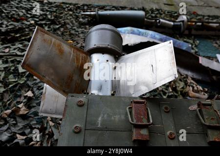 Débris de missiles et projectiles russes lors d’une vente aux enchères de volontaires militaires en faveur des forces armées ukrainiennes, 5 octobre 2024, Kiev, Ukraine Banque D'Images