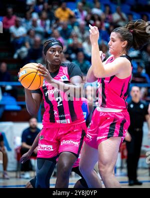 Ferrol, Espagne. 05 octobre 2024. Liga Femenina Endesa panier. Baxi Ferrol contre Kutxabank Araski. Bethy Mununga crédit : Ismael Miján/Alamy Live News Banque D'Images