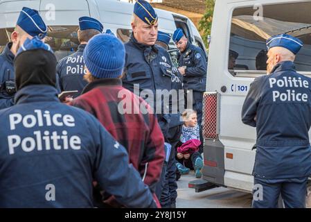 Bruxelles, région de Bruxelles-capitale, Belgique. 5 octobre 2024. La militante climatique GRETA THUNBERG est détenue par la police belge avant d'être arrêtée. Sous la bannière Unis pour la justice climatique, des activistes climatiques ont bloqué les rues de Bruxelles. Leur message à l'Union européenne était la fin des subventions à l'industrie des combustibles fossiles. (Crédit image : © James Petermeier/ZUMA Press Wire) USAGE ÉDITORIAL SEULEMENT! Non destiné à UN USAGE commercial ! Banque D'Images