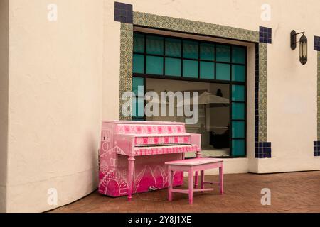 PIANOS ON STATE fête ses 15 ans de musique spontanée et originale Pour commémorer ce jalon, nous organiserons une performance musicale Banque D'Images