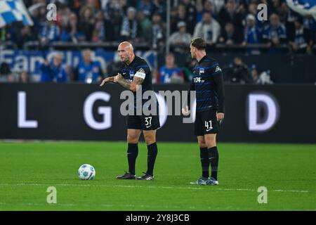 05.10.2024, Fussball, 2. Bundesliga, 8. Spieltag saison 2024/2025, FC Schalke 04 - Hertha BSC, Toni Leistner (Hertha BSC), Pascal Klemens (Hertha BSC) Foto : Teresa Kroeger/RHR-FOTO Banque D'Images