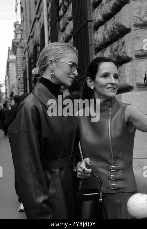 Caro Daur portant une veste-manteau longue en cuir rouge/marron/bordeaux et un pull à col tortue noir et des lunettes de soleil chez Hermès Paris Fashion week SS25 Banque D'Images