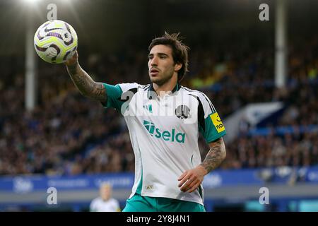 Liverpool, Royaume-Uni. 05 octobre 2024. Sandro TONALi de Newcastle United attrape le ballon. Premier League match, Everton v Newcastle Utd au Goodison Park à Liverpool le samedi 5 octobre 2024. Cette image ne peut être utilisée qu'à des fins éditoriales. Usage éditorial exclusif, photo de Chris Stading/Andrew Orchard photographie sportive/Alamy Live News crédit : Andrew Orchard photographie sportive/Alamy Live News Banque D'Images