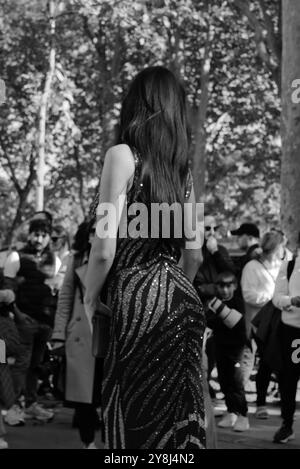 Ghioaca Andreea-Roxana vêtue d'une robe bleu foncé scintillante avec un sac-pouf au salon Elie Saab pour la Fashion week SS25 de Paris Banque D'Images