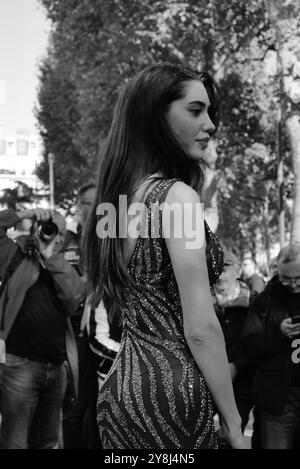 Ghioaca Andreea-Roxana vêtue d'une robe bleu foncé scintillante avec un sac-pouf au salon Elie Saab pour la Fashion week SS25 de Paris Banque D'Images