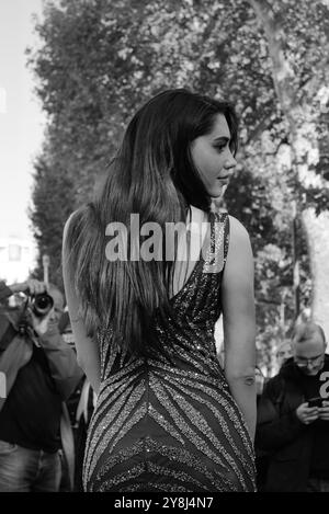 Ghioaca Andreea-Roxana vêtue d'une robe bleu foncé scintillante avec un sac-pouf au salon Elie Saab pour la Fashion week SS25 de Paris Banque D'Images