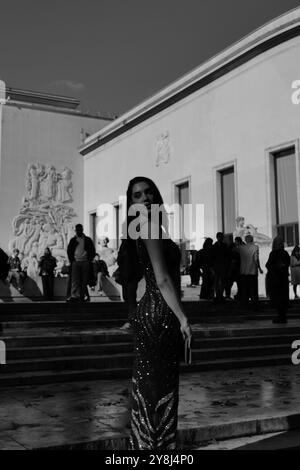 Ghioaca Andreea-Roxana vêtue d'une robe bleu foncé scintillante avec un sac-pouf au salon Elie Saab pour la Fashion week SS25 de Paris Banque D'Images