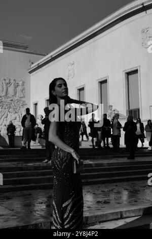 Ghioaca Andreea-Roxana vêtue d'une robe bleu foncé scintillante avec un sac-pouf au salon Elie Saab pour la Fashion week SS25 de Paris Banque D'Images