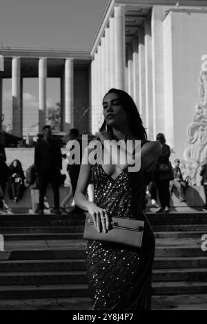 Ghioaca Andreea-Roxana vêtue d'une robe bleu foncé scintillante avec un sac-pouf au salon Elie Saab pour la Fashion week SS25 de Paris Banque D'Images