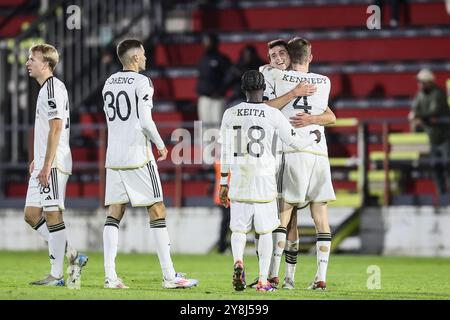 Seraing, Belgique. 05 octobre 2024. Les joueurs d'Eupen célèbrent après avoir remporté un match de football entre le RFC Seraing et la KAS Eupen, samedi 05 octobre 2024 à Seraing, le jour 7 de la deuxième division 2024-2025 'Challenger Pro League' 1B du championnat belge. BELGA PHOTO BRUNO FAHY crédit : Belga News Agency/Alamy Live News Banque D'Images