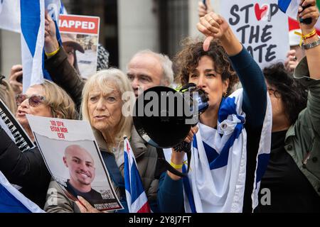 Londres, Angleterre, Royaume-Uni. 5 octobre 2024. Des manifestants pro-israéliens se rassemblent à Londres lors de la Marche nationale pour la Palestine, plaidant pour la libération des otages détenus par le Hamas et d'autres groupes militants. Les participants expriment leur soutien au droit d'Israël à se défendre et appellent à la paix et à la sécurité dans la région. La contre-manifestation met en lumière les complexités du conflit en cours, soulignant la nécessité d'une approche équilibrée face à l'escalade des tensions au moyen-Orient. (Crédit image : © Thomas Krych/ZUMA Press Wire) USAGE ÉDITORIAL SEULEMENT! Non destiné à UN USAGE commercial ! Crédit : ZUMA Press, in Banque D'Images