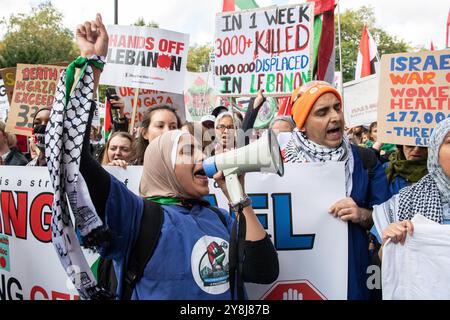 Londres, Angleterre, Royaume-Uni. 5 octobre 2024. Un participant crie des slogans à travers un mégaphone lors de la Marche nationale pour la Palestine à Londres. Les manifestants ont exprimé une forte opposition aux actions militaires israéliennes à Gaza et au Liban, appelant à la justice et à la fin de l'occupation, alors que les tensions au moyen-Orient s'intensifient. Organisée par la Palestine Solidarity Campaign, la marche a vu des manifestants réclamer une action accrue du gouvernement britannique pour soutenir les droits des Palestiniens. (Crédit image : © Thomas Krych/ZUMA Press Wire) USAGE ÉDITORIAL SEULEMENT! Non destiné à UN USAGE commercial ! Banque D'Images