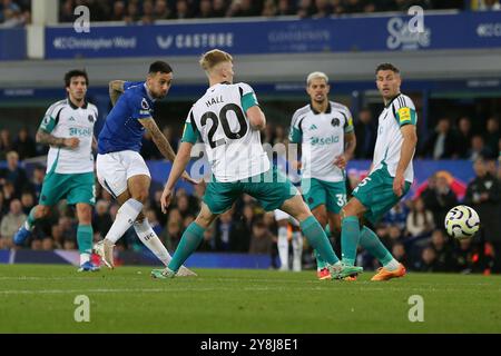 Liverpool, Royaume-Uni. 05 octobre 2024. Dwight McNeil d'Everton tente un tir. Premier League match, Everton v Newcastle Utd au Goodison Park à Liverpool le samedi 5 octobre 2024. Cette image ne peut être utilisée qu'à des fins éditoriales. Usage éditorial exclusif, photo de Chris Stading/Andrew Orchard photographie sportive/Alamy Live News crédit : Andrew Orchard photographie sportive/Alamy Live News Banque D'Images