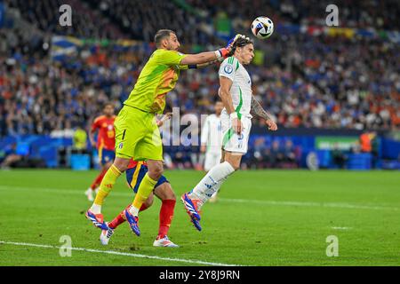 EM 2024 : Spanien - Italien AM 20.06.2024 in der Veltins Arena à Gelsenkirchen gardien Gianluigi Donnarumma (ITA) et Riccardo Calafiori (ITA) Foto : osnapix Banque D'Images