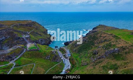 Vue aérienne d'un paysage côtier avec des falaises accidentées, une route sinueuse et l'océan en arrière-plan. La scène capture la beauté naturelle de Banque D'Images