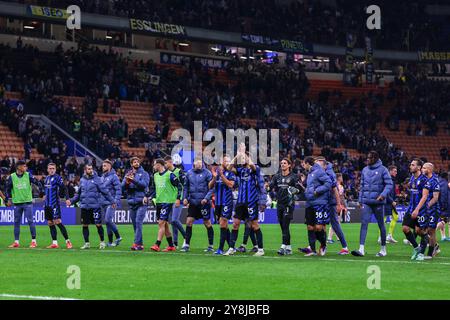 Les joueurs du FC Internazionale célèbrent la victoire à la fin du match lors du match de Serie A 2024/25 entre le FC Internazionale et le Torino FC au stade San Siro Banque D'Images
