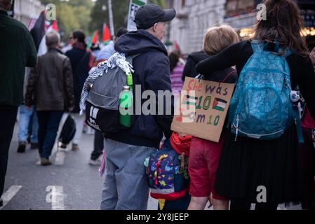 Londres, Royaume-Uni. 05 octobre 2024. marche des manifestants pendant la manifestation nationale un an après : mettre fin au génocide à Gaza - Hands Off Lebanon - Stop arming Israel Marche. Crédit : SOPA images Limited/Alamy Live News Banque D'Images