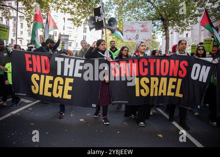 Londres, Royaume-Uni. 05 octobre 2024. Les manifestants tiennent des banderoles pendant la manifestation nationale un an après : mettre fin au génocide à Gaza - Hands Off Lebanon - Stop arming Israel March. Crédit : SOPA images Limited/Alamy Live News Banque D'Images