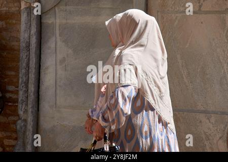 Samarcande, Ouzbékistan ; 18 septembre 2024 : deux femmes portant des voiles de couleur claire alors qu'elles marchent dans les rues anciennes de Samarcande, Ouzbékistan. Banque D'Images