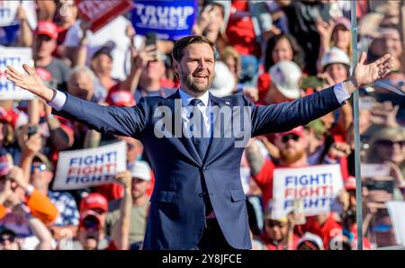 Bulter, États-Unis. 05 octobre 2024. Sen. JD Vance, vice-président nommé et sénateur américain de l'Ohio s'adresse à la foule au Bulter Farm Show Grounds avant l'arrivée de l'ancien président et candidat républicain pour le président Donald Trump le samedi 5 octobre 2024. Photo par Archie Carpenter/UPI. Crédit : UPI/Alamy Live News Banque D'Images