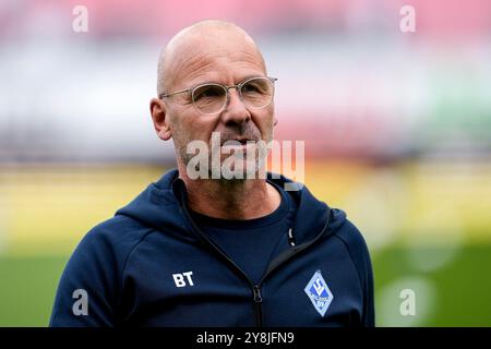 Sandhausen, Deutschland. 05 octobre 2024. Bernhard Trares (formateur, Cheftrainer, SVWM), Einzelbild, Einzelfoto, Aktion, action, Porträt, Portrait, 05.10.2024, Sandhausen (Deutschland), Fussball, 3. LIGA, SV SANDHAUSEN - SV WALDHOF MANNHEIM, DFB/DFL LA RÉGLEMENTATION INTERDIT TOUTE UTILISATION DE PHOTOGRAPHIES COMME SÉQUENCES D'IMAGES ET/OU QUASI-VIDÉO. Crédit : dpa/Alamy Live News Banque D'Images