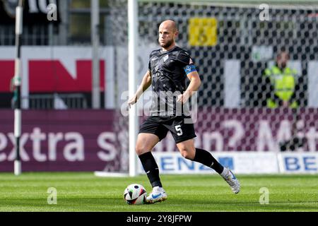 Sandhausen, Deutschland. 05 octobre 2024. Marcel Seegert (SVWM, 5), Am Ball, Freisteller, Ganzkörper, Einzelbild, Einzelfoto, Aktion, action, 05.10.2024, Sandhausen (Deutschland), Fussball, 3. LIGA, SV SANDHAUSEN - SV WALDHOF MANNHEIM, DFB/DFL LA RÉGLEMENTATION INTERDIT TOUTE UTILISATION DE PHOTOGRAPHIES COMME SÉQUENCES D'IMAGES ET/OU QUASI-VIDÉO. Crédit : dpa/Alamy Live News Banque D'Images