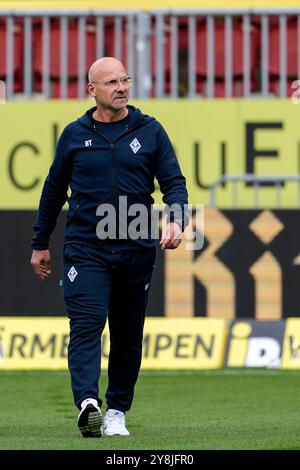 Sandhausen, Deutschland. 05 octobre 2024. Bernhard Trares (formateur, Cheftrainer, SVWM), Freisteller, Ganzkörper, Einzelbild, Einzelfoto, Aktion, action, 05.10.2024, Sandhausen (Deutschland), Fussball, 3. LIGA, SV SANDHAUSEN - SV WALDHOF MANNHEIM, DFB/DFL LA RÉGLEMENTATION INTERDIT TOUTE UTILISATION DE PHOTOGRAPHIES COMME SÉQUENCES D'IMAGES ET/OU QUASI-VIDÉO. Crédit : dpa/Alamy Live News Banque D'Images