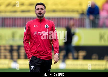 Sandhausen, Deutschland. 05 octobre 2024. Sreto Ristic (entraîneur, Cheftrainer, SVS), Einzelbild, Einzelfoto, Aktion, action, Porträt, Portrait, 05.10.2024, Sandhausen (Deutschland), Fussball, 3. LIGA, SV SANDHAUSEN - SV WALDHOF MANNHEIM, DFB/DFL LA RÉGLEMENTATION INTERDIT TOUTE UTILISATION DE PHOTOGRAPHIES COMME SÉQUENCES D'IMAGES ET/OU QUASI-VIDÉO. Crédit : dpa/Alamy Live News Banque D'Images