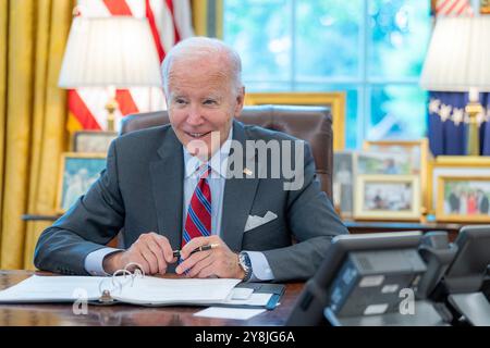 Washington, États-Unis d'Amérique. 04 octobre 2024. Washington, États-Unis d'Amérique. 04 octobre 2024. U. Le président Joe Biden parle par téléphone avec la présidente mexicaine Claudia Sheinbaum Pardo du Bureau ovale de la Maison Blanche, le 4 octobre 2024 à Washington, DC Sheinbaum, l'ancien maire de Mexico, a prêté serment en tant que nouveau président le 1er octobre. Crédit : Cameron Smith/White House photo/Alamy Live News Banque D'Images