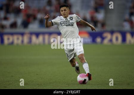 Curitiba, Brésil. 05 octobre 2024. PR - CURITIBA - 10/05/2024 - BRAZILIAN 2024, ATHLETICO-PR x BOTAFOGO - Thiago Almada from Botafogo, combat pour le ballon, Ligga Arena Stadium, photo : Hedeson Alves/AGIF (photo de Hedeson Alves/AGIF/Sipa USA) crédit : Sipa USA/Alamy Live News Banque D'Images