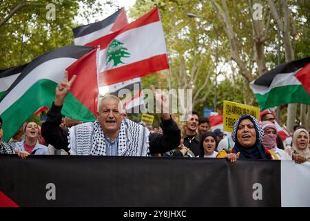 Madrid, Madrid, Espagne. 5 octobre 2024. Des milliers de manifestants pro-palestiniens sont descendus dans les rues de la capitale espagnole. Pendant la manifestation, à laquelle environ trente mille personnes ont participé selon l'organisation, il y a eu de petites altercations devant le Congrès des députés et la Puerta del sol par des passants qui ont réprimandé les manifestants. (Crédit image : © Victoria Herranz/ZUMA Press Wire) USAGE ÉDITORIAL SEULEMENT! Non destiné à UN USAGE commercial ! Banque D'Images