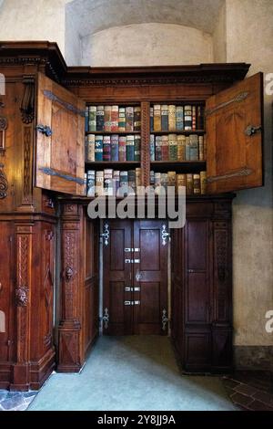 Cabinet avec de vieux livres historiques à l'ancien Palais Royal dans le complexe du Château de Prague, Prague, République tchèque Banque D'Images