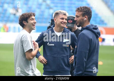 Saint-Pétersbourg, Russie. 05 octobre 2024. Aleksandr Kovalenko (G) d'Orenbourg et Strahinja Erakovic (d), Andrey Mostovoy (C) vus lors du match de football de la première Ligue russe entre Zenit Saint-Pétersbourg et Orenbourg à Gazprom Arena. Score final ; Zenit 1:0 Orenburg. Crédit : SOPA images Limited/Alamy Live News Banque D'Images