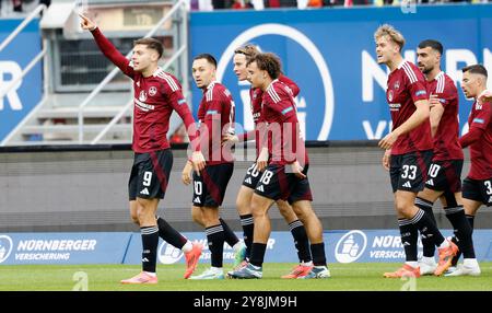 Nuernberg, Deutschland. 05 octobre 2024. IM Bild : Torschuetze Stefanos TZIMAS (1.FC Nuernberg, 9) L. Jubel nach dem Tor zum 1;0, jubelnd, bejubelt, jubelt, jubeln, emotionen 05.10.2024, Fussball, 2. Bundesliga, 1. FC Nuernberg - SC Preussen Muenster, GER, Nuernberg, Max-Morlock-Stadion, DFL LA RÉGLEMENTATION INTERDIT TOUTE UTILISATION DE PHOTOGRAPHIES COMME SÉQUENCES D'IMAGES ET/OU QUASI-VIDÉO. Crédit : dpa/Alamy Live News Banque D'Images