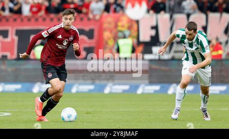 Nuernberg, Deutschland. 05 octobre 2024. IM Bild : v. L. Stefanos TZIMAS (1.FC Nuernberg, 9) und Thorben Deters (Preussen Muenster, 11), 05.10.2024, Fussball, 2. Bundesliga, 1. FC Nuernberg - SC Preussen Muenster, GER, Nuernberg, Max-Morlock-Stadion, DFL LA RÉGLEMENTATION INTERDIT TOUTE UTILISATION DE PHOTOGRAPHIES COMME SÉQUENCES D'IMAGES ET/OU QUASI-VIDÉO. Crédit : dpa/Alamy Live News Banque D'Images