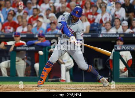 Philadelphie, États-Unis. 05 octobre 2024. New York mets Brandon Nimmo frappe un single de la rbi en huitième manche contre les Phillies de Philadelphie dans le premier match de la MLB NLDS au Citizens Bank Park à Philadelphie, Pennsylvanie, le samedi 5 octobre 2024. Photo de Laurence Kesterson/UPI crédit : UPI/Alamy Live News Banque D'Images