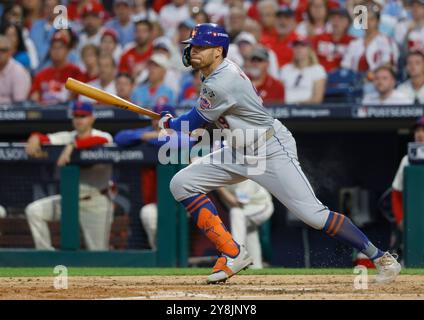 Philadelphie, États-Unis. 05 octobre 2024. New York mets Brandon Nimmo frappe un single de la rbi en huitième manche contre les Phillies de Philadelphie dans le premier match de la MLB NLDS au Citizens Bank Park à Philadelphie, Pennsylvanie, le samedi 5 octobre 2024. Photo de Laurence Kesterson/UPI crédit : UPI/Alamy Live News Banque D'Images