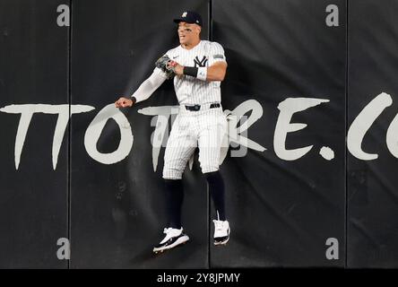 Bronx, États-Unis. 05 octobre 2024. New York Yankees Aaron Judge fait une prise de course au mur lors de la première manche contre les Kansas City Royals dans le premier match de l'ALDS au Yankee Stadium le samedi 5 octobre 2024 à New York. Photo de John Angelillo/UPI crédit : UPI/Alamy Live News Banque D'Images