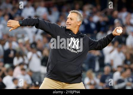 Bronx, États-Unis. 05 octobre 2024. Andy Pettitte, ancien lanceur des Yankees, lance le premier terrain avant que les Yankees de New York affrontent les Royals de Kansas City dans le premier match des ALDS au Yankee Stadium le samedi 5 octobre 2024 à New York. Photo de John Angelillo/UPI crédit : UPI/Alamy Live News Banque D'Images