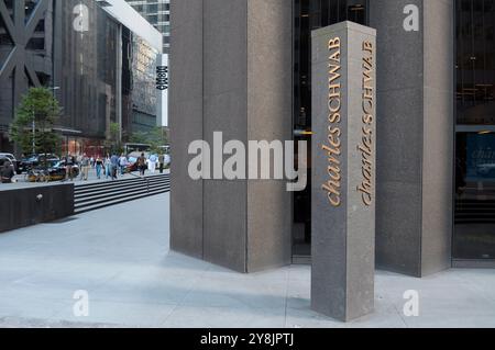 New York, États-Unis. 04 octobre 2024. Une branche de Charles Schwab est vue à Manhattan, New York. (Photo de Jimin Kim/SOPA images/SIPA USA) crédit : SIPA USA/Alamy Live News Banque D'Images